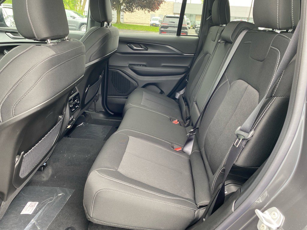 2025 Jeep Grand Cherokee Laredo photo 12