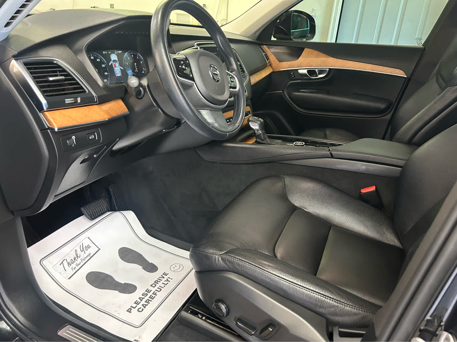 2022 Volvo XC90 Momentum photo 7