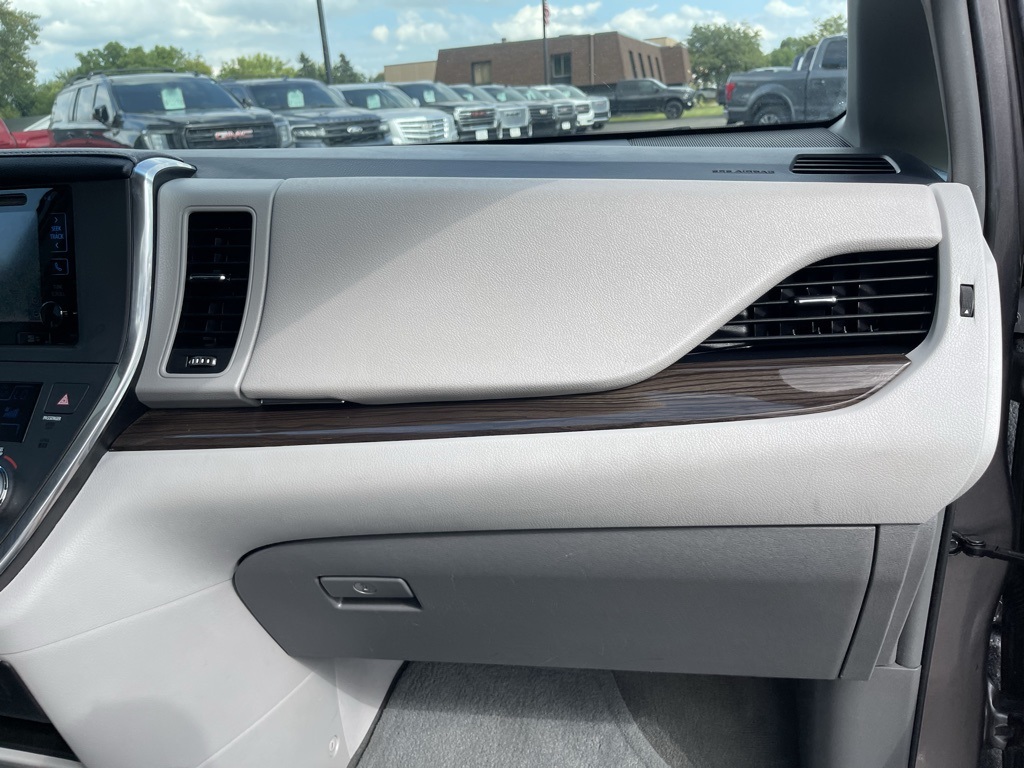 2017 Toyota Sienna XLE photo 37