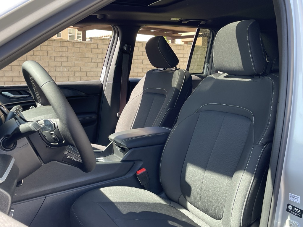 2025 Jeep Grand Cherokee Laredo X photo 13