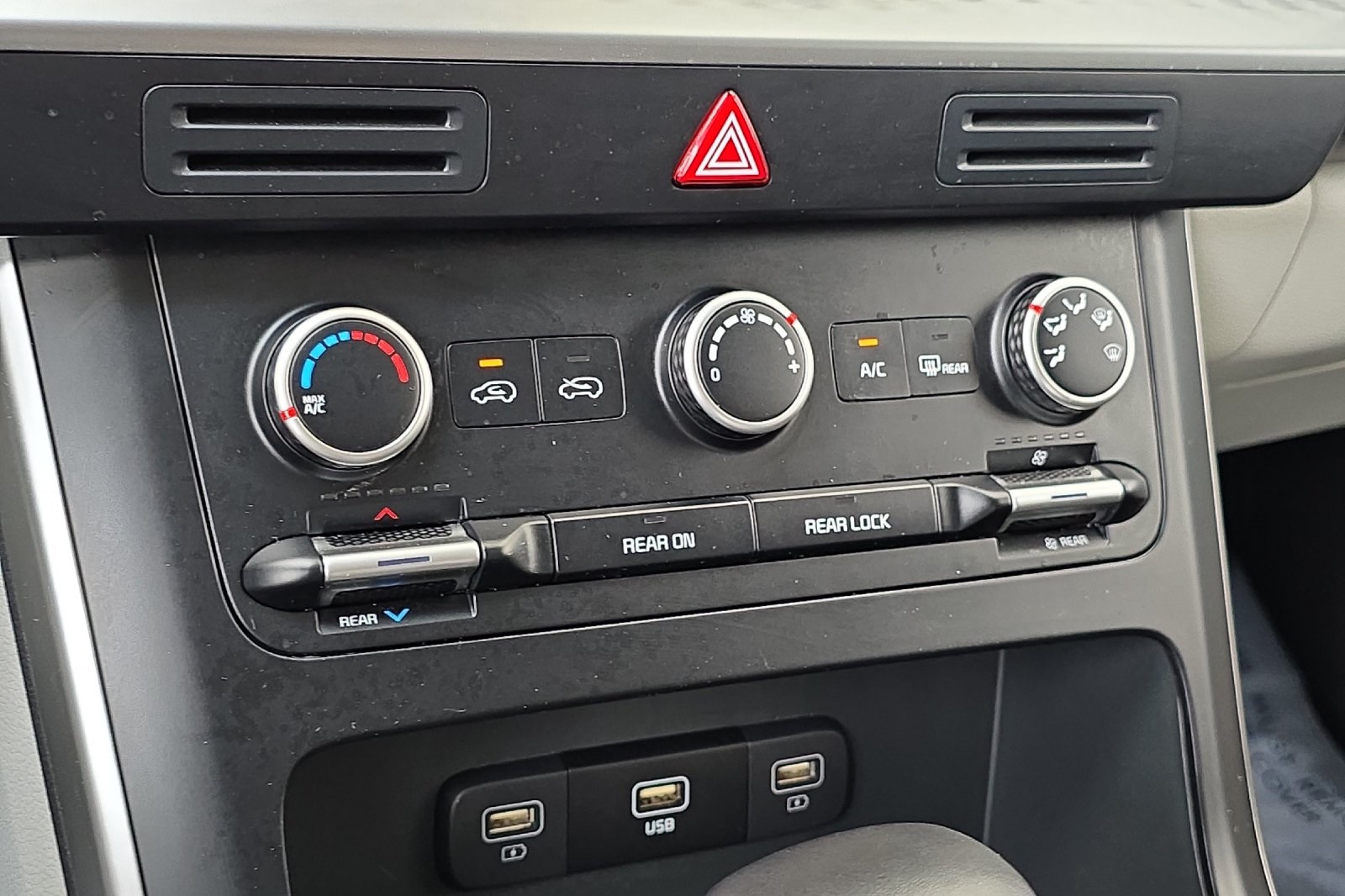 2024 Kia Carnival LX photo 21