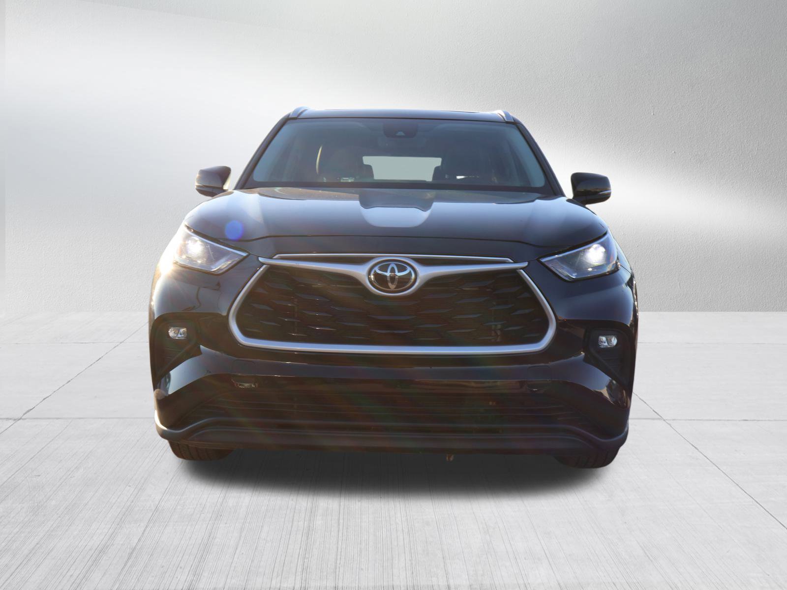 Used 2023 Toyota Highlander XLE with VIN 5TDKDRBH3PS507860 for sale in Kansas City