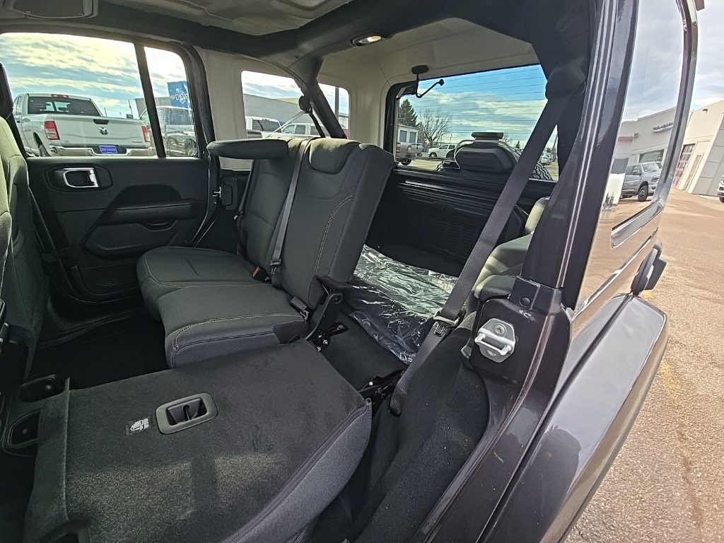 2025 Jeep Wrangler Sahara photo 16