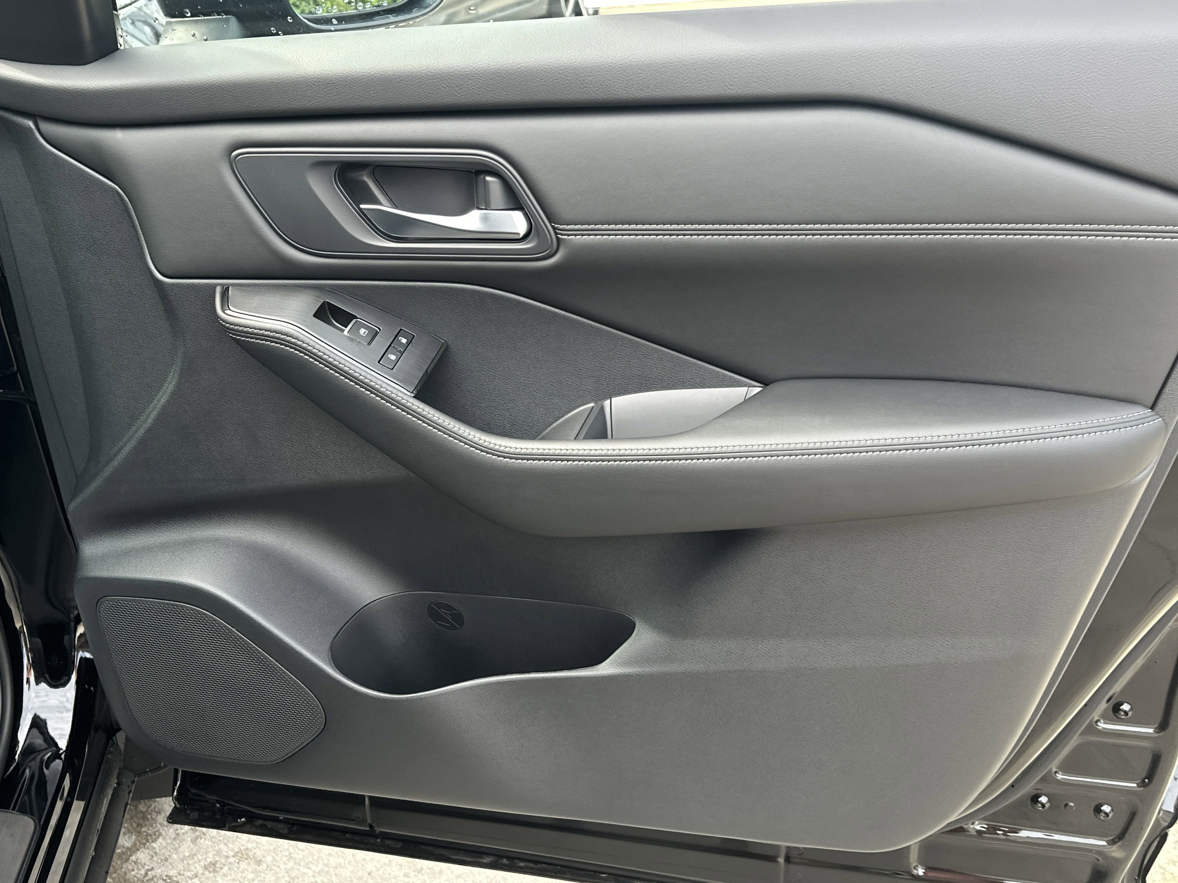 2025 Nissan Rogue SL photo 5