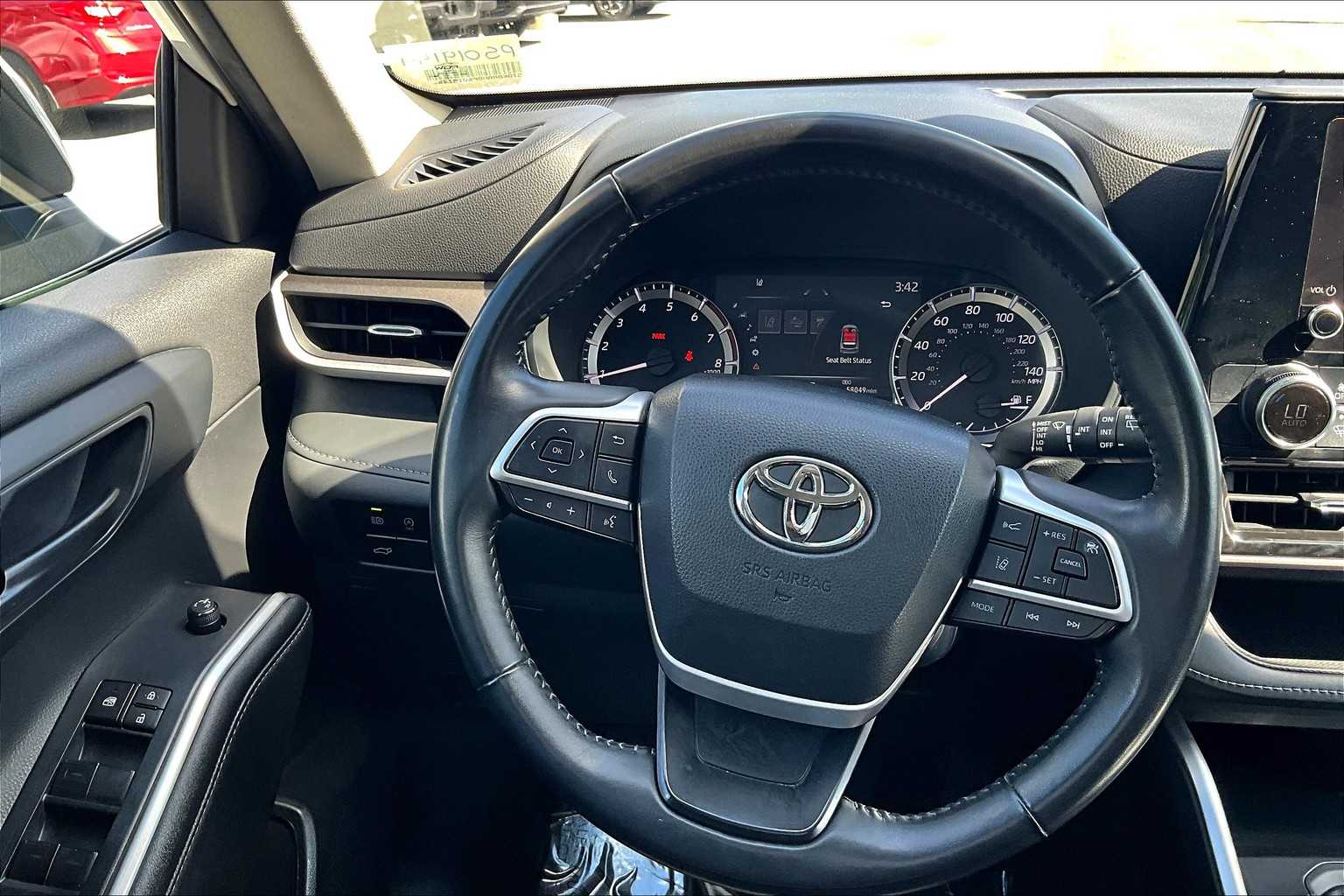 2023 Toyota Highlander LE photo 5