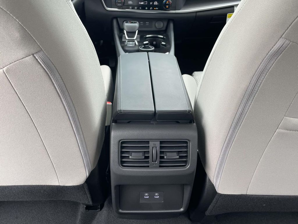 2025 Nissan Rogue SV photo 9