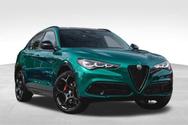 2025 Alfa Romeo Stelvio Base's photo