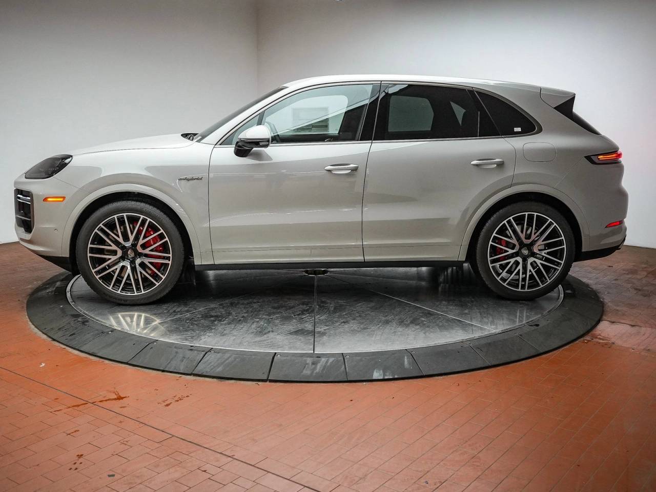 2025 Porsche Cayenne E-Hybrid Turbo photo 2