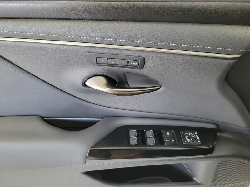 2025 Lexus ES 300h photo 16