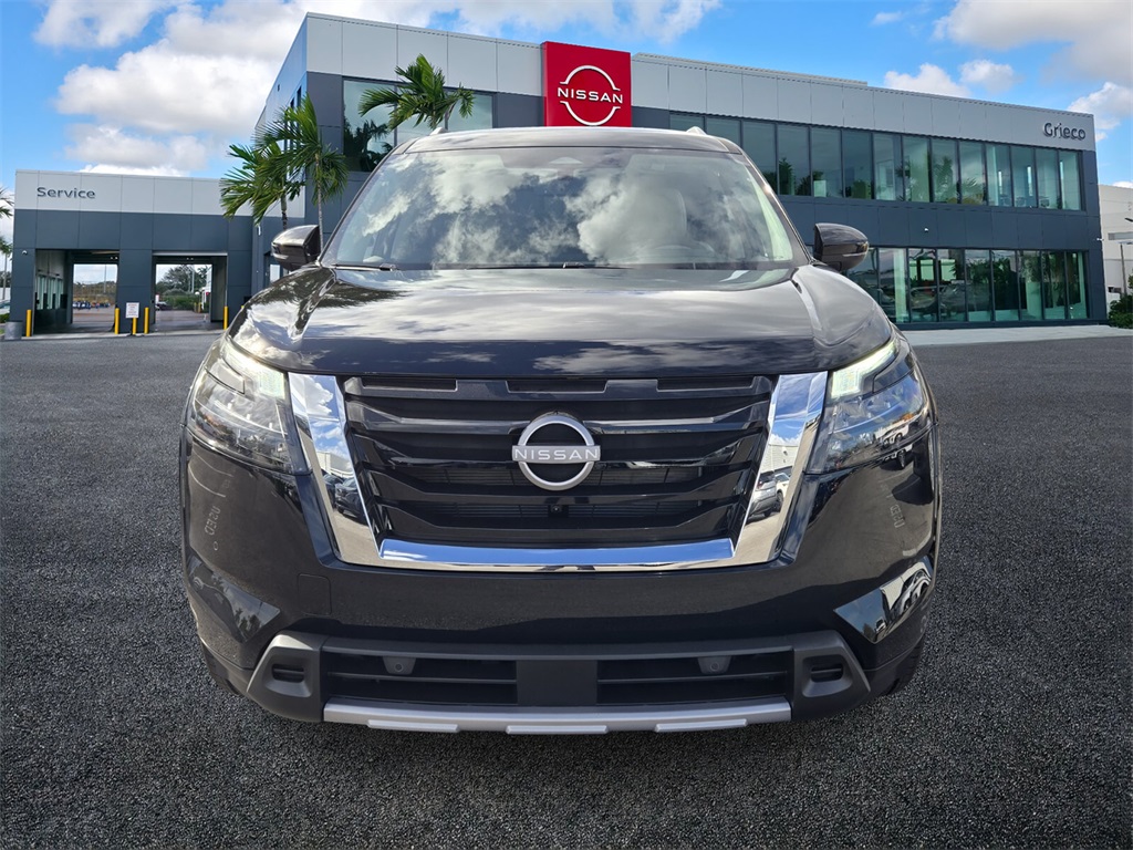 2025 Nissan Pathfinder SL photo 3