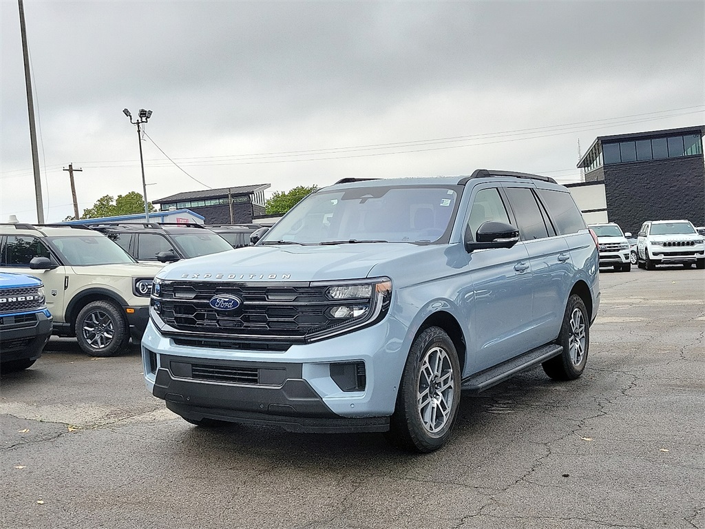 2025 Ford Expedition photo 2