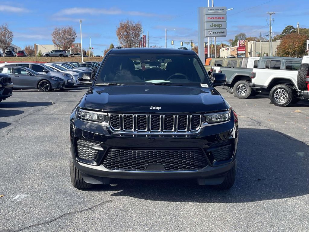 2025 Jeep Grand Cherokee Laredo Altitude photo 2