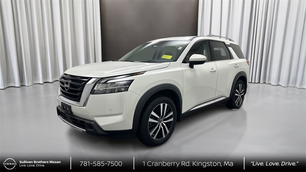 2023 Nissan Pathfinder Platinum's photo