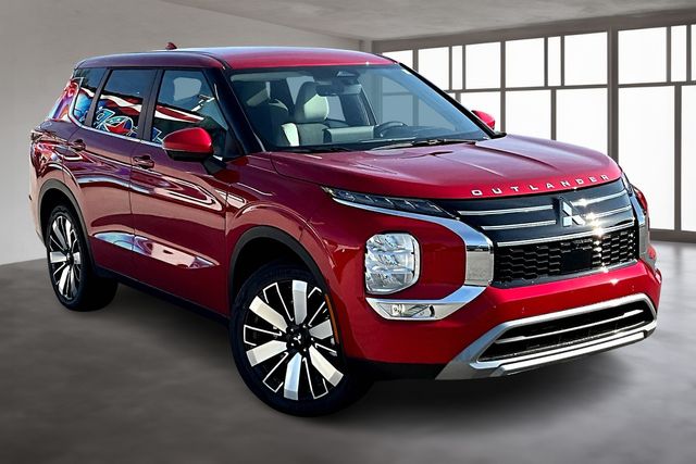 2025 Mitsubishi Outlander SE photo 3