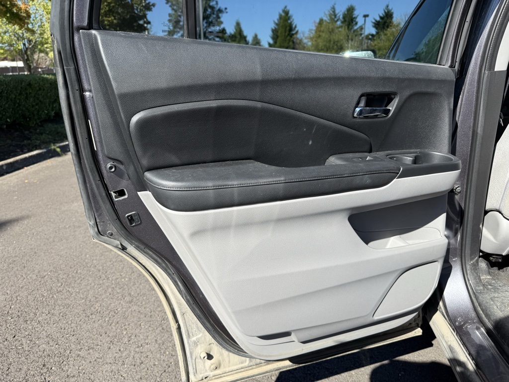 2016 Honda Pilot LX photo 13