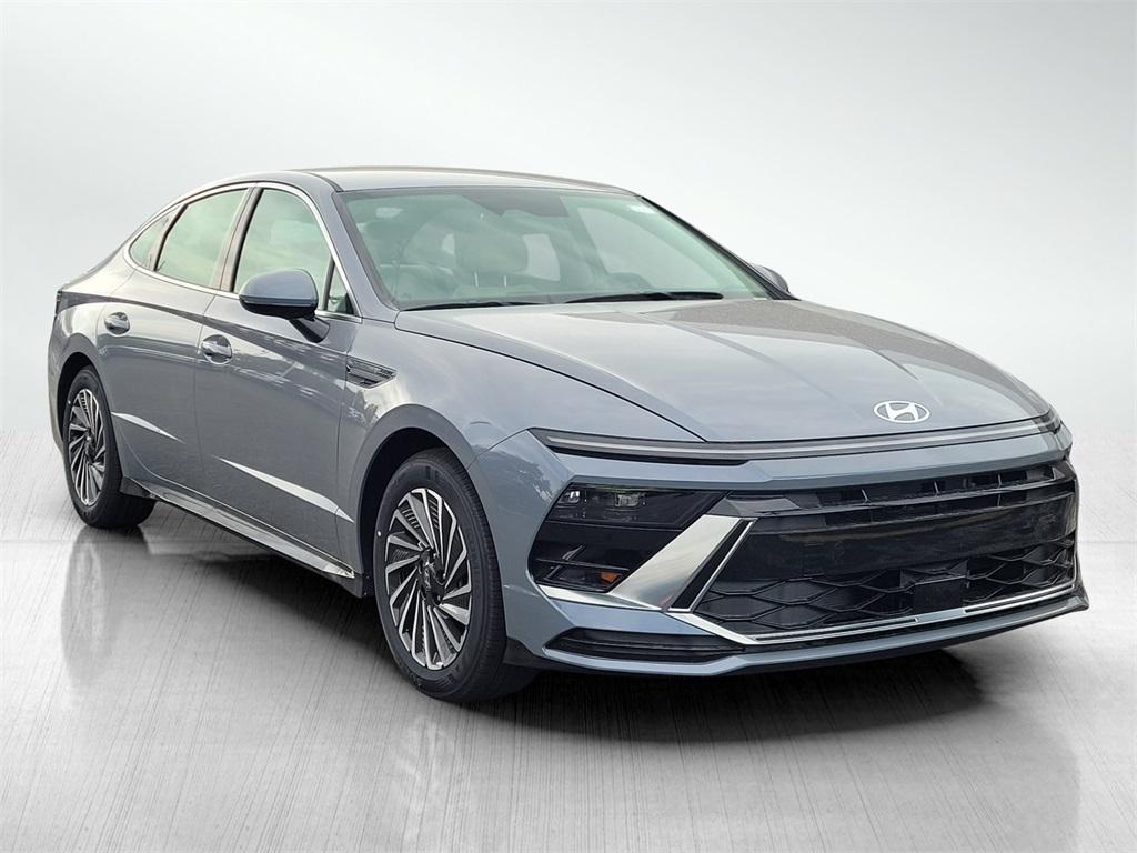 2025 Hyundai Sonata Hybrid SEL photo 2