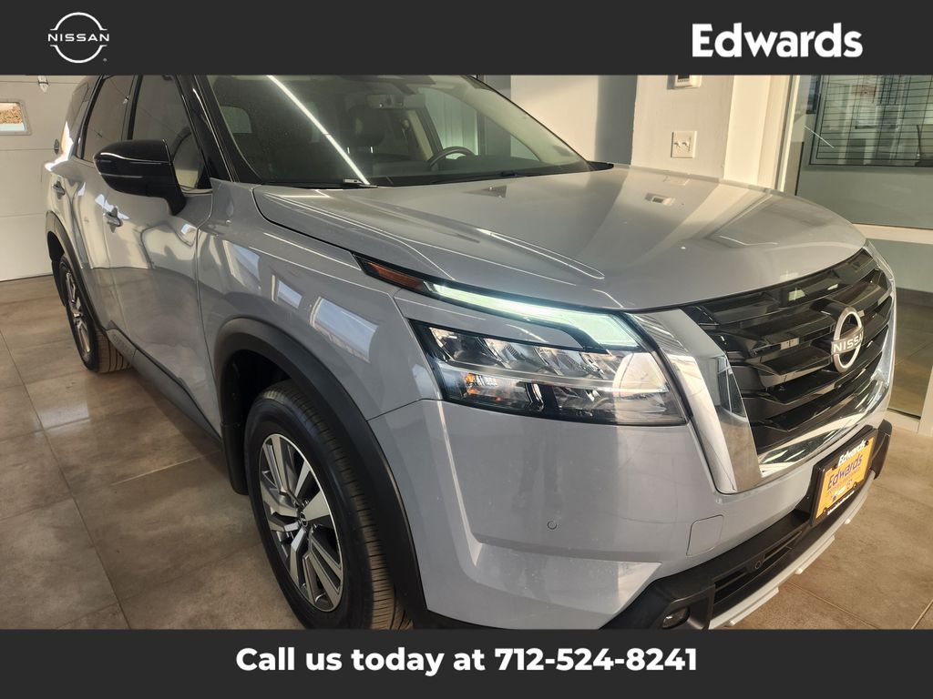 2023 Nissan Pathfinder SL photo 2