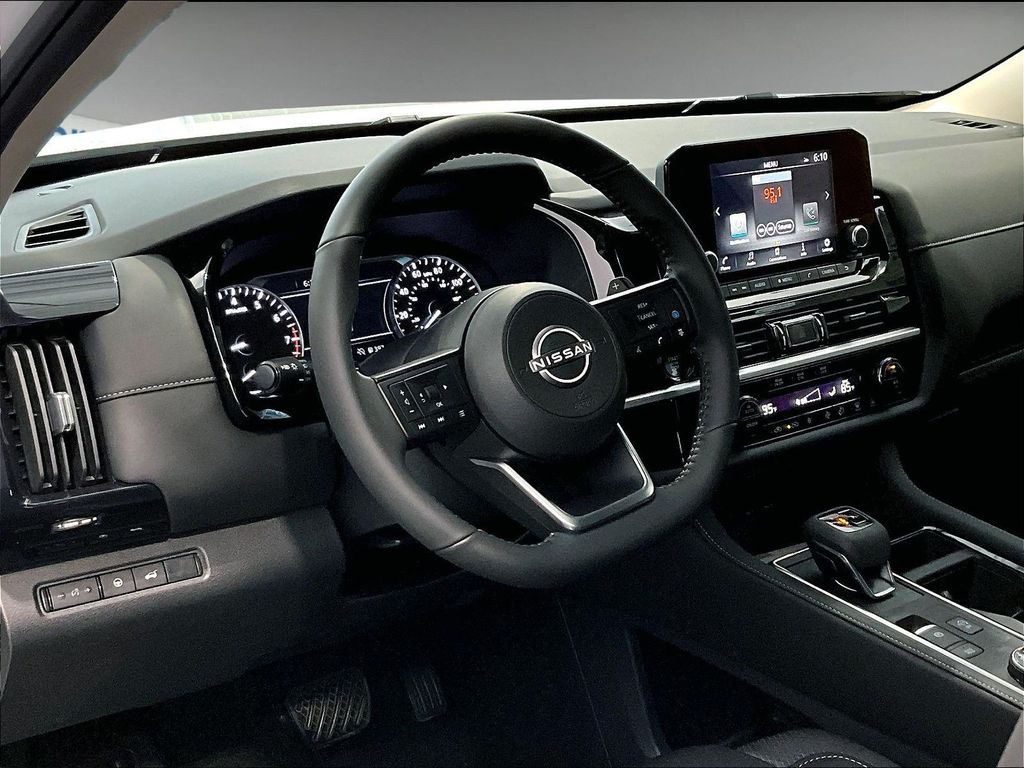 2025 Nissan Pathfinder SV photo 4