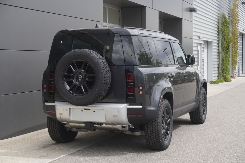 2025 Land Rover Defender 110 S photo 2