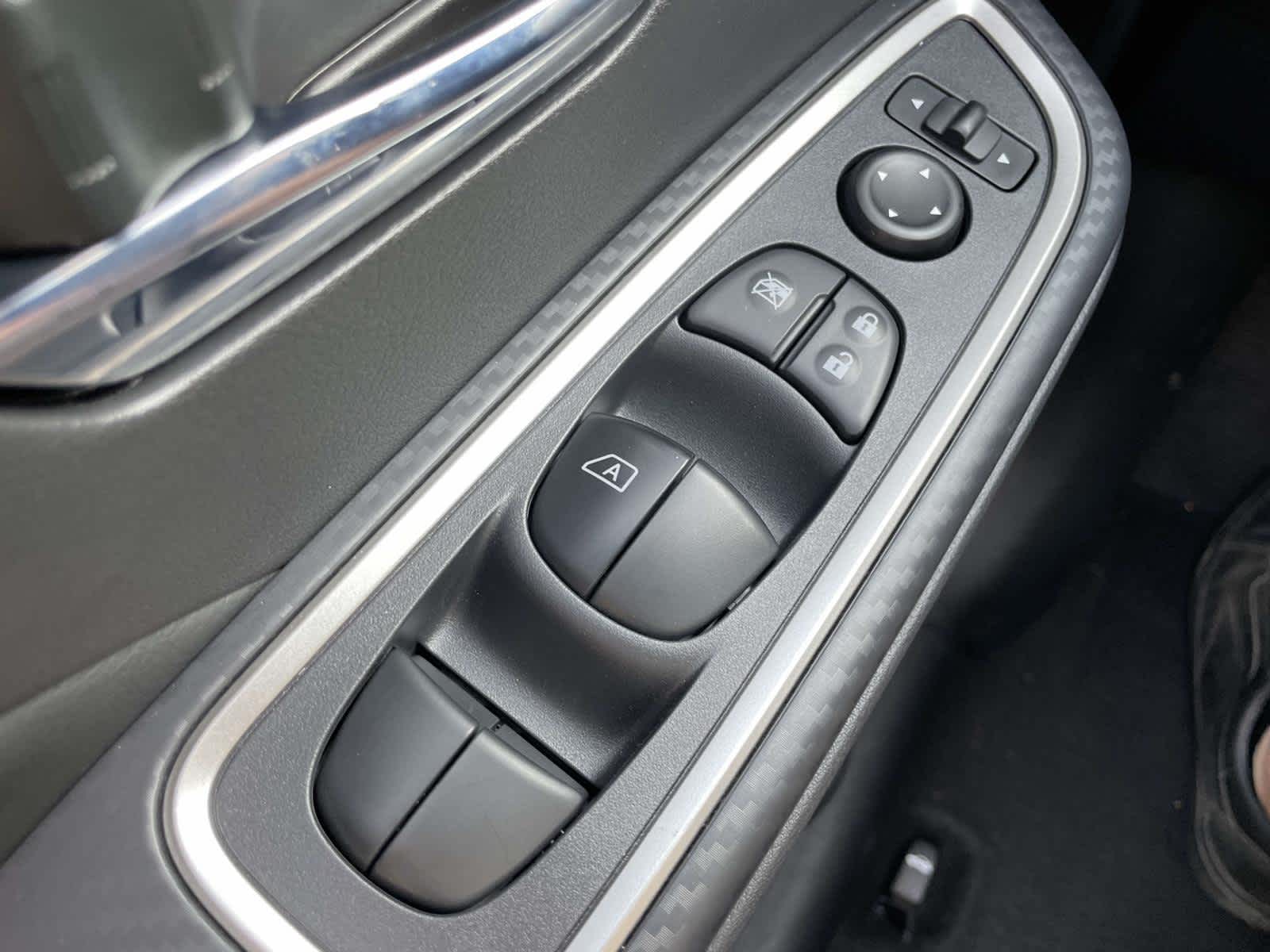 2025 Nissan Versa SR photo 22