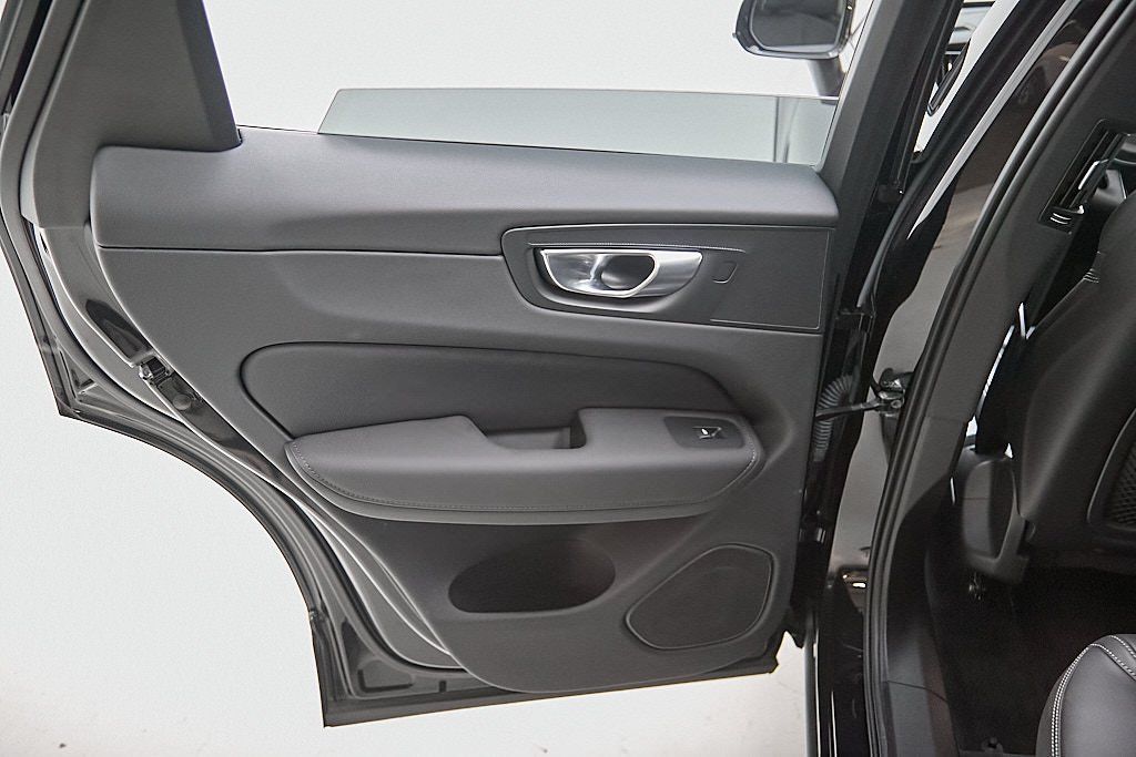 2026 VOLVO XC60 - Image 17