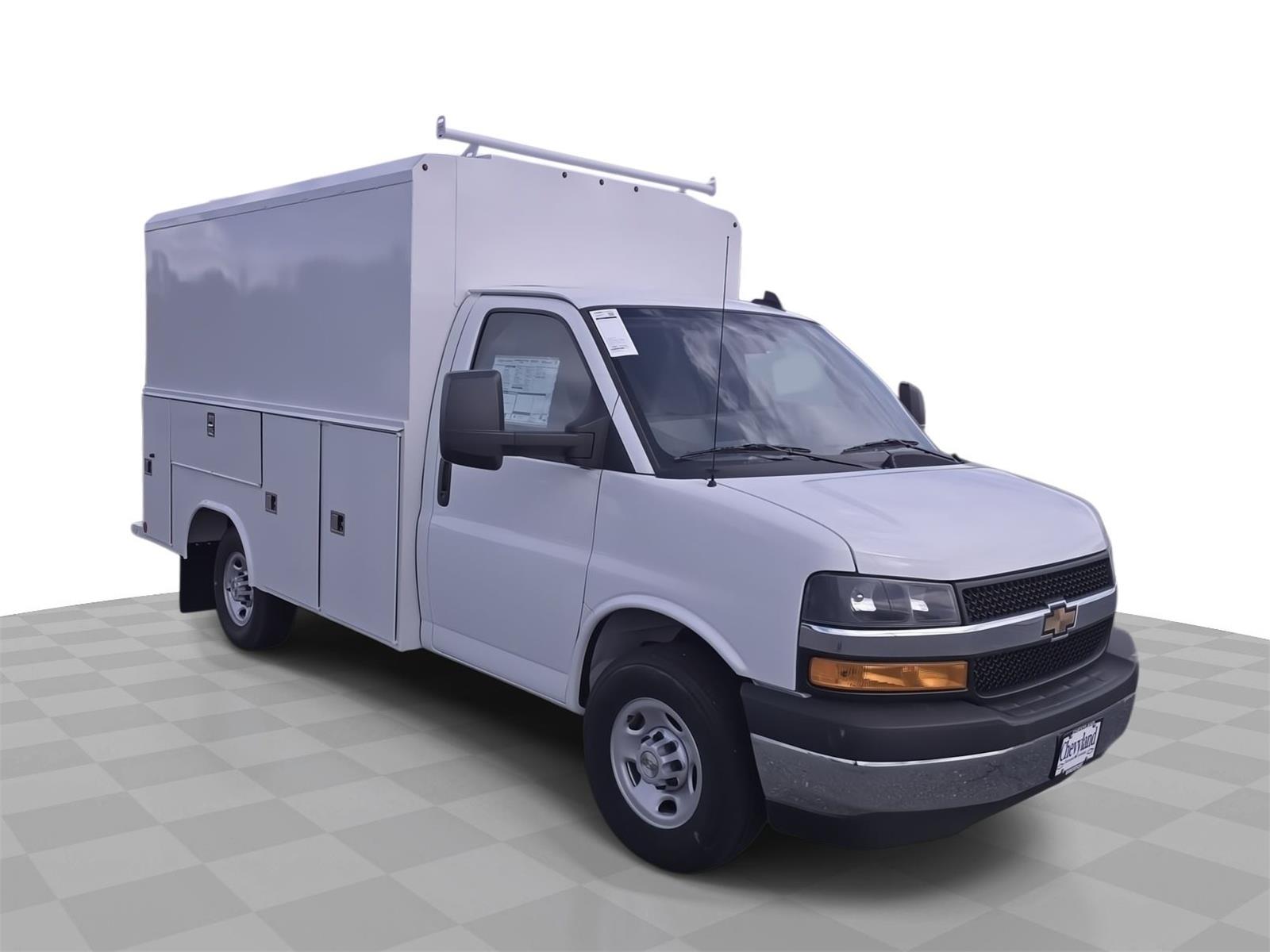 2025 Chevrolet Express Cutaway Base's photo