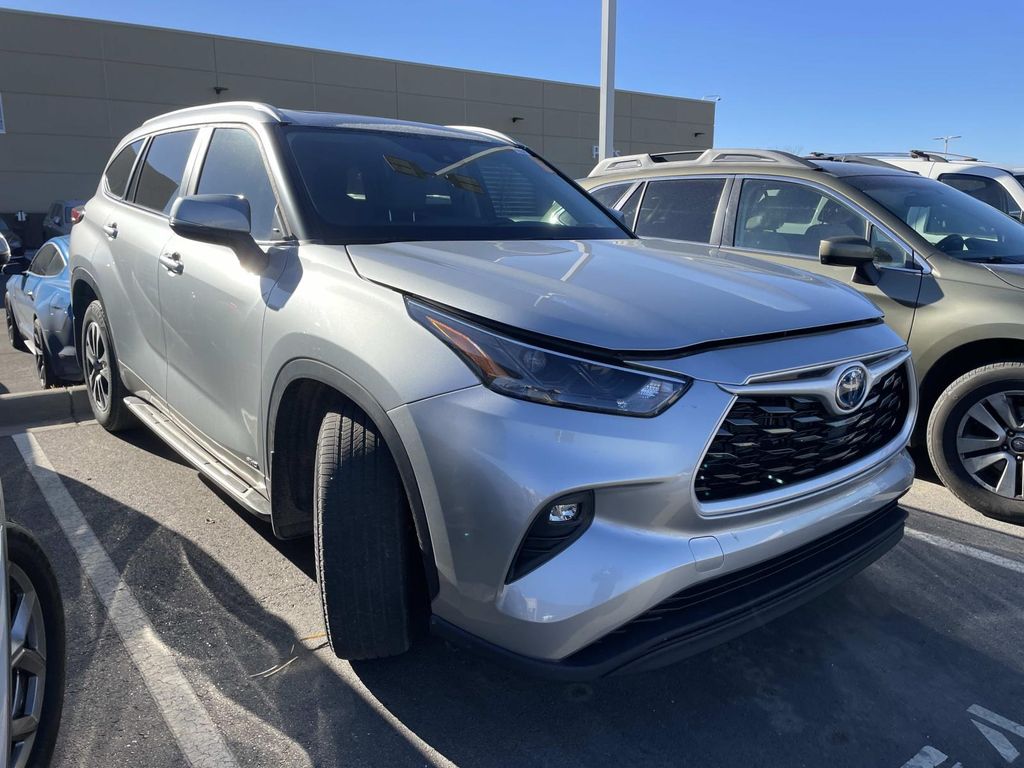 2023 Toyota Highlander XLE's photo