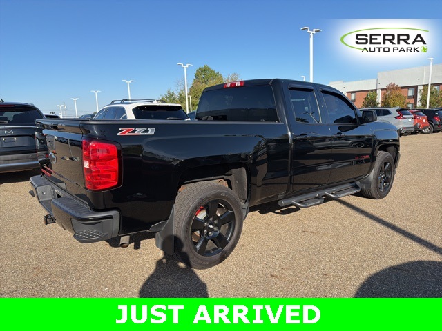 2017 Chevrolet Silverado 1500 LT photo 2