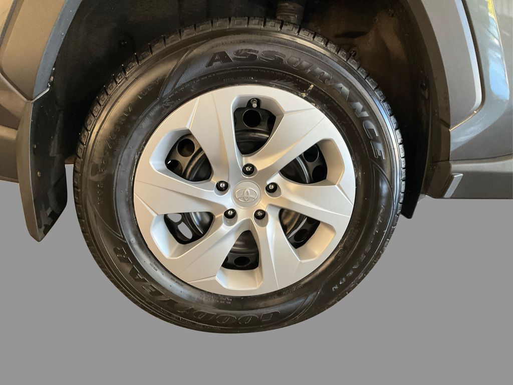 2022 Toyota RAV4 LE photo 25