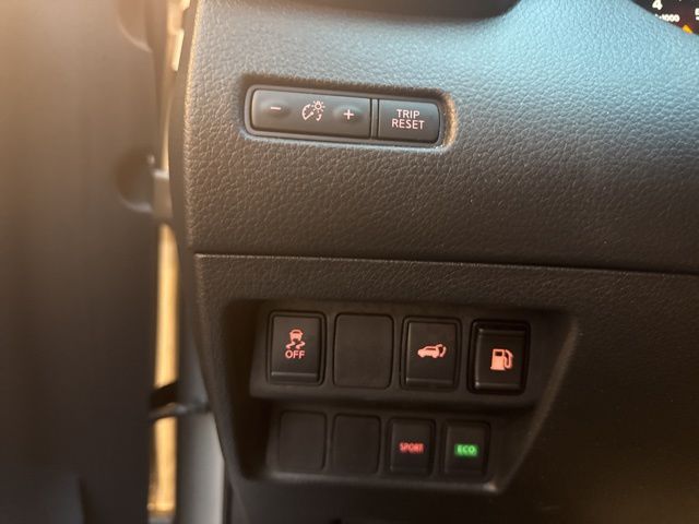 2018 Nissan Rogue SV photo 18