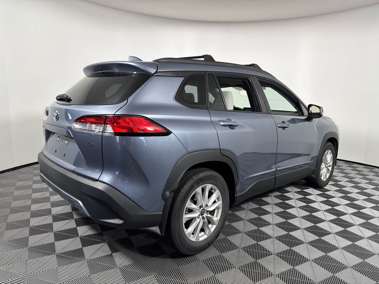 2022 Toyota Corolla Cross LE photo 6