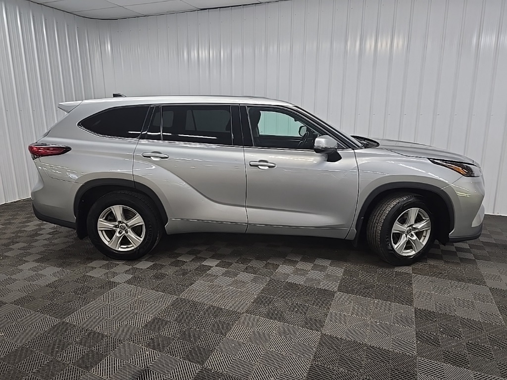 2022 Toyota Highlander LE photo 2