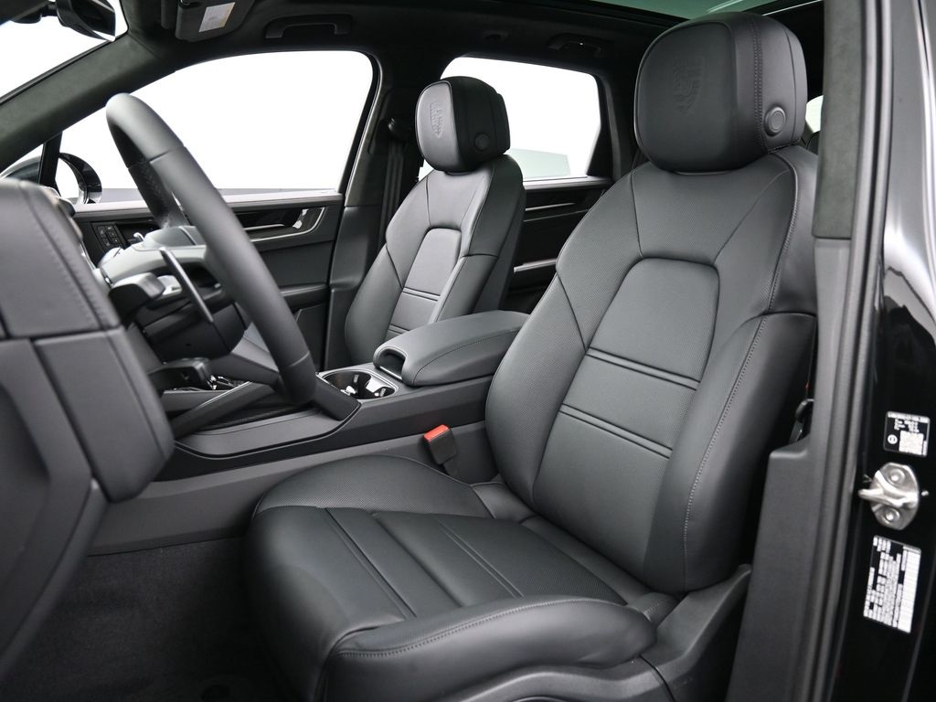 2026 Porsche Cayenne Turbo photo 4