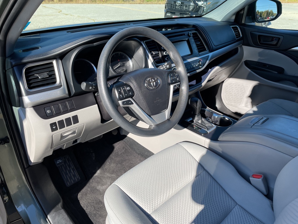 2019 Toyota Highlander LE Plus photo 6