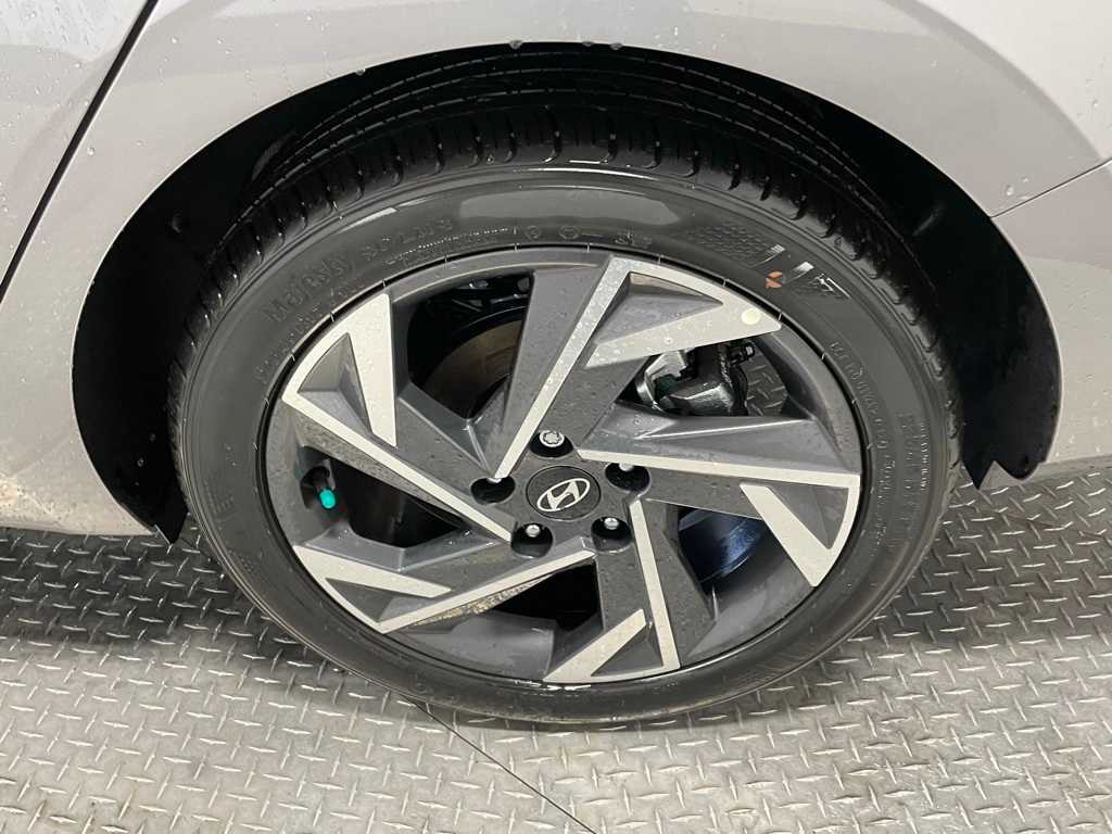 2024 Hyundai Elantra SEL Convenience photo 18