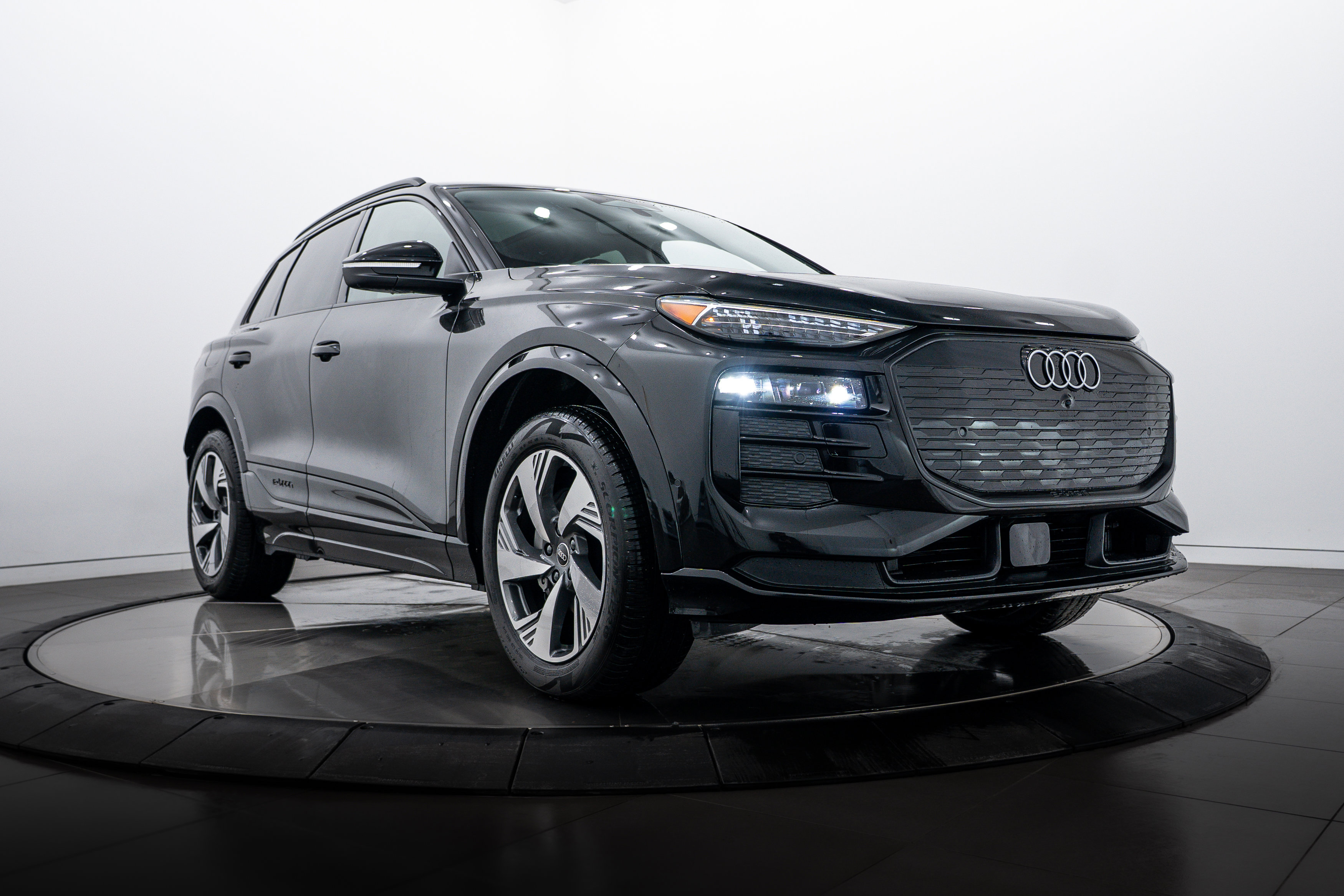 2025 Audi Q6 e-tron Premium Plus's photo