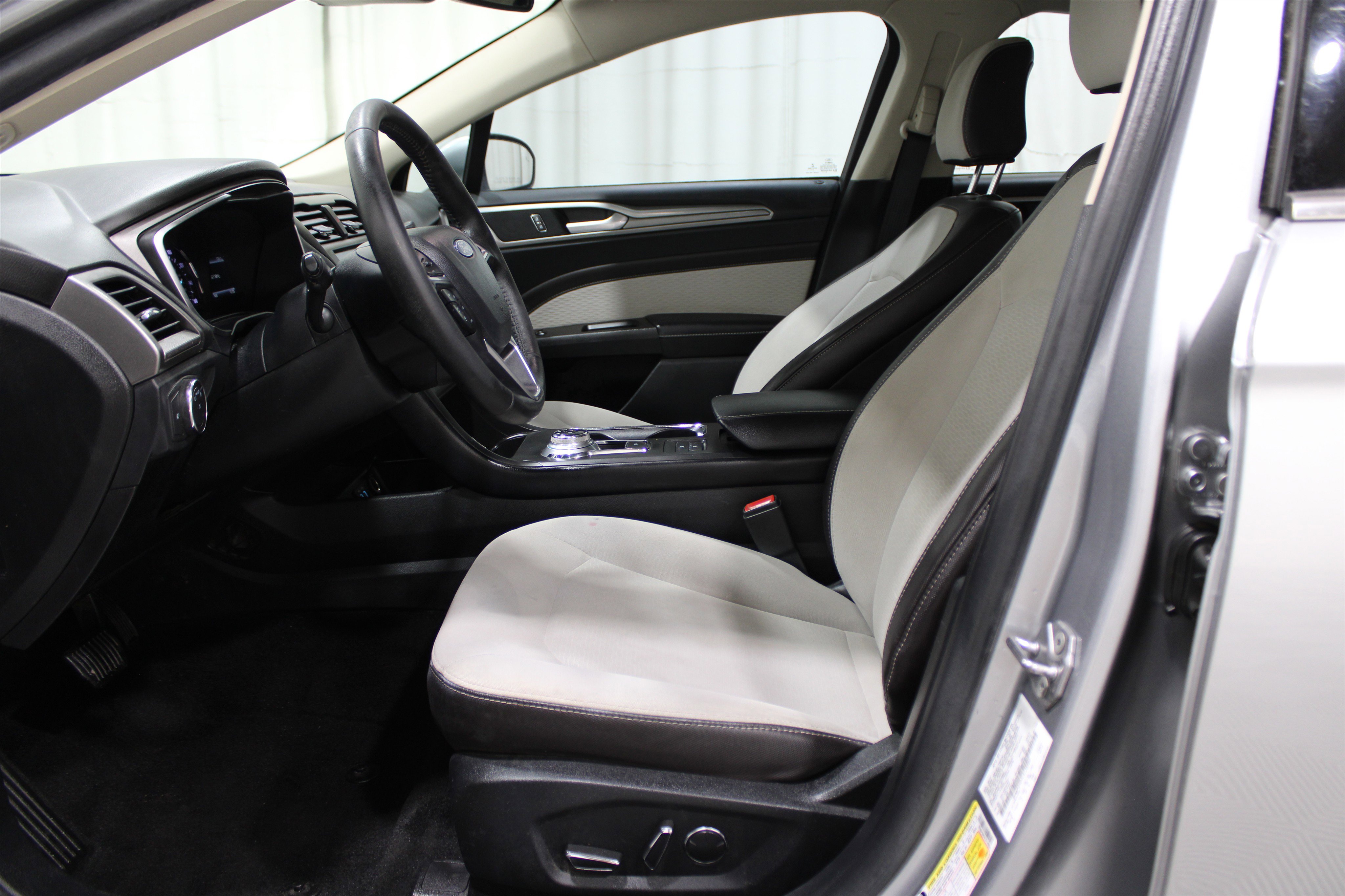 2020 Ford Fusion SE photo 3