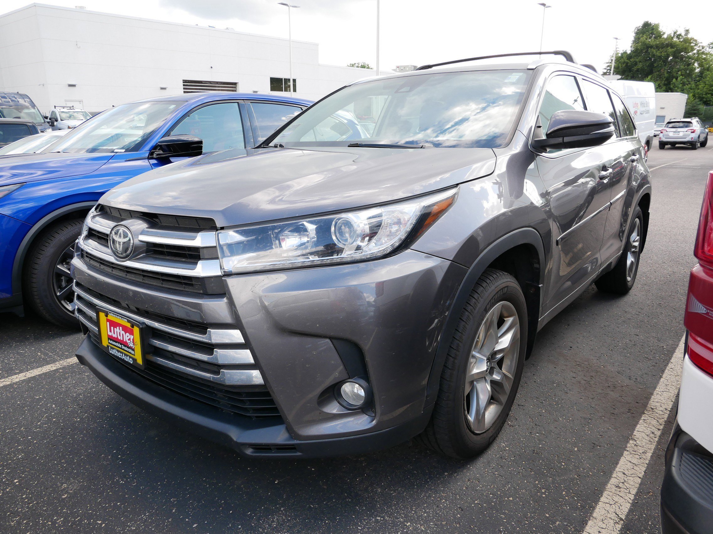 Used 2018 Toyota Highlander Limited with VIN 5TDDZRFH3JS816563 for sale in Vadnais Heights, Minnesota