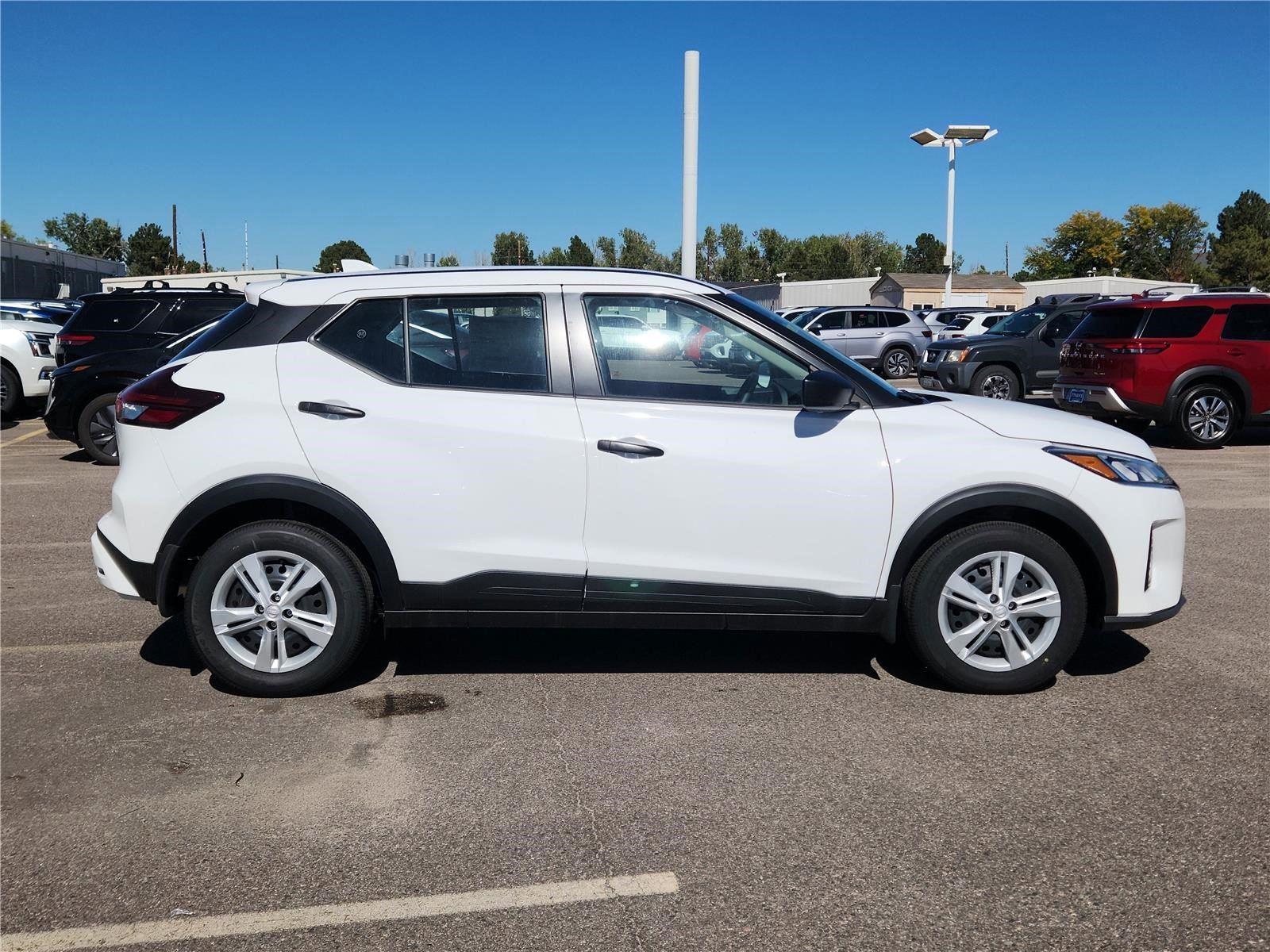 2025 Nissan Kicks Play S photo 2