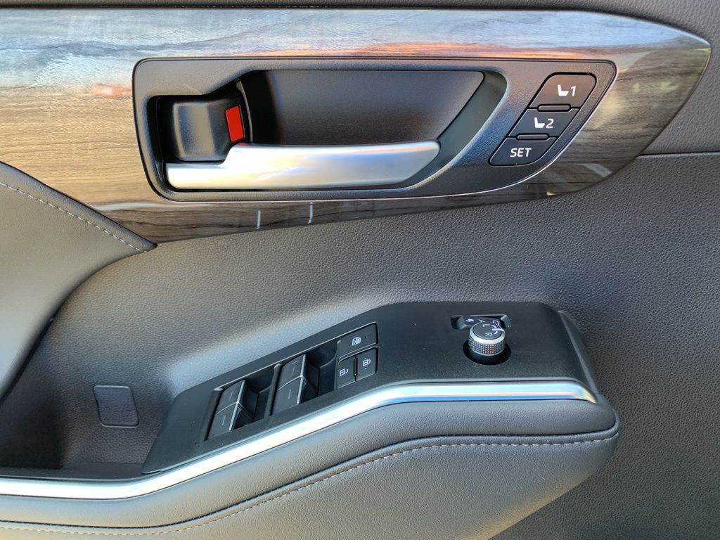2025 Toyota Highlander Limited photo 11