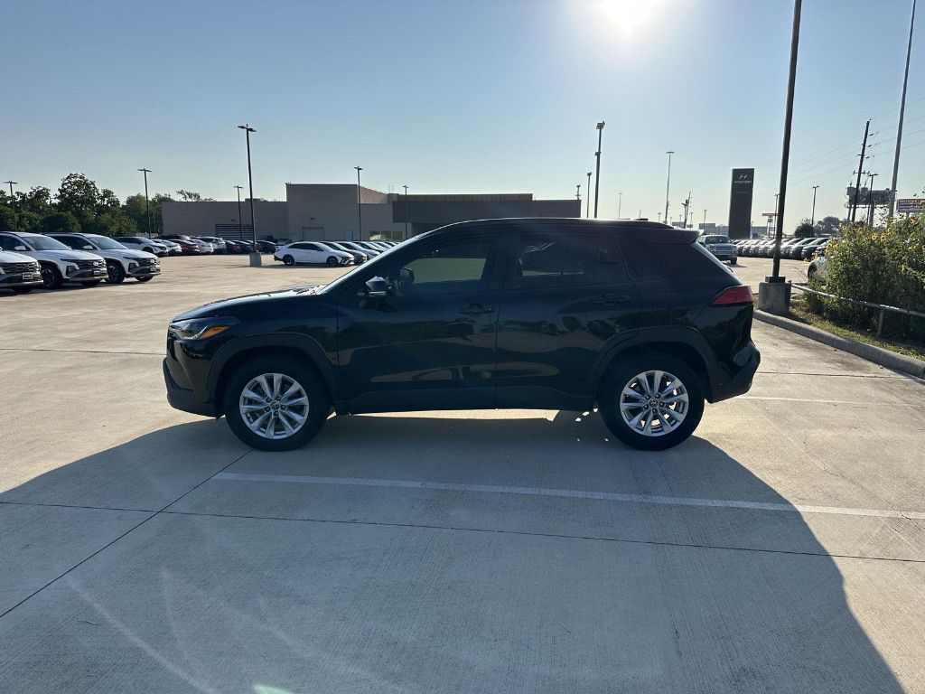 2022 Toyota Corolla Cross LE photo 4