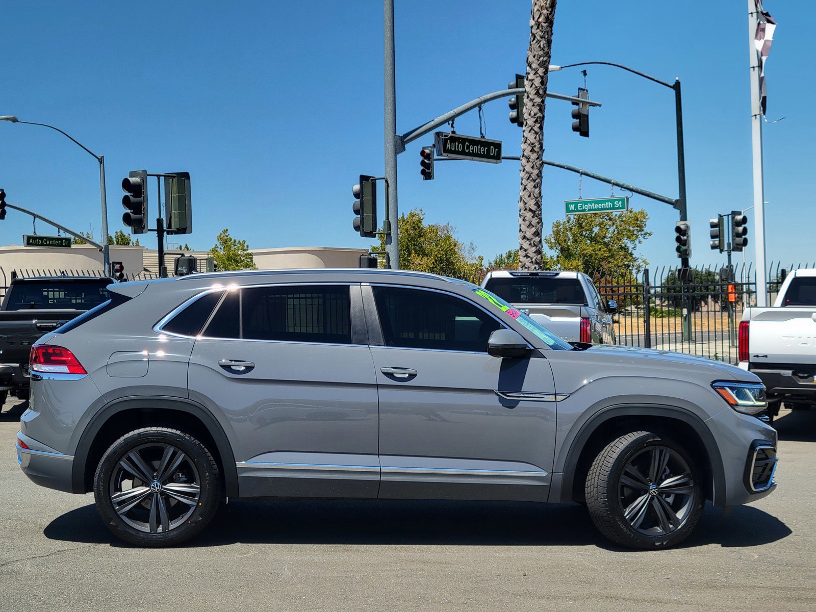 2022 Volkswagen Atlas Cross Sport SEL R-Line photo 2