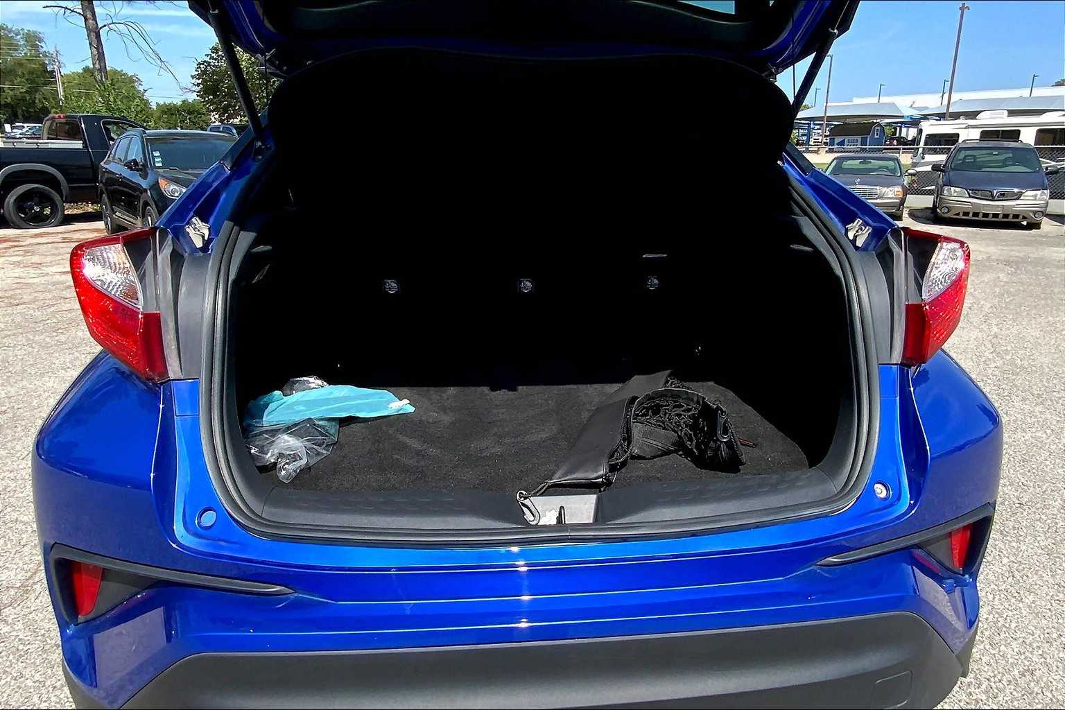2020 Toyota C-HR LE photo 30