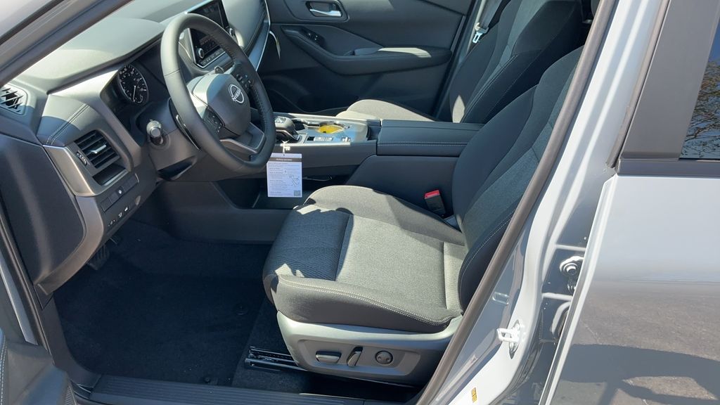 2026 Nissan Rogue SV photo 9