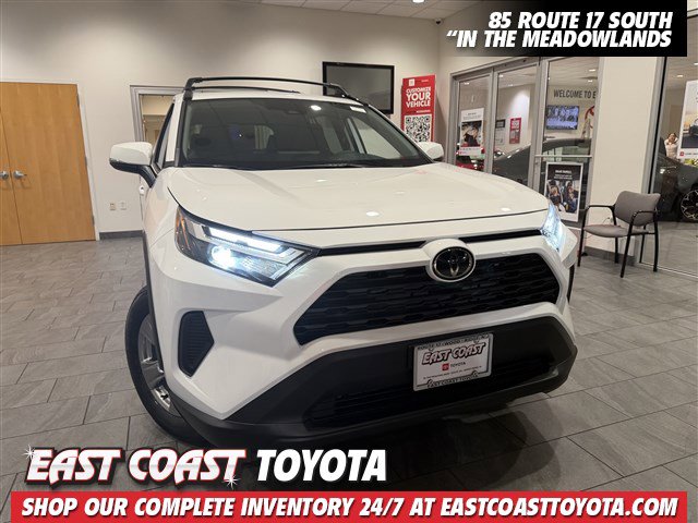 2025 Toyota RAV4 XLE's photo