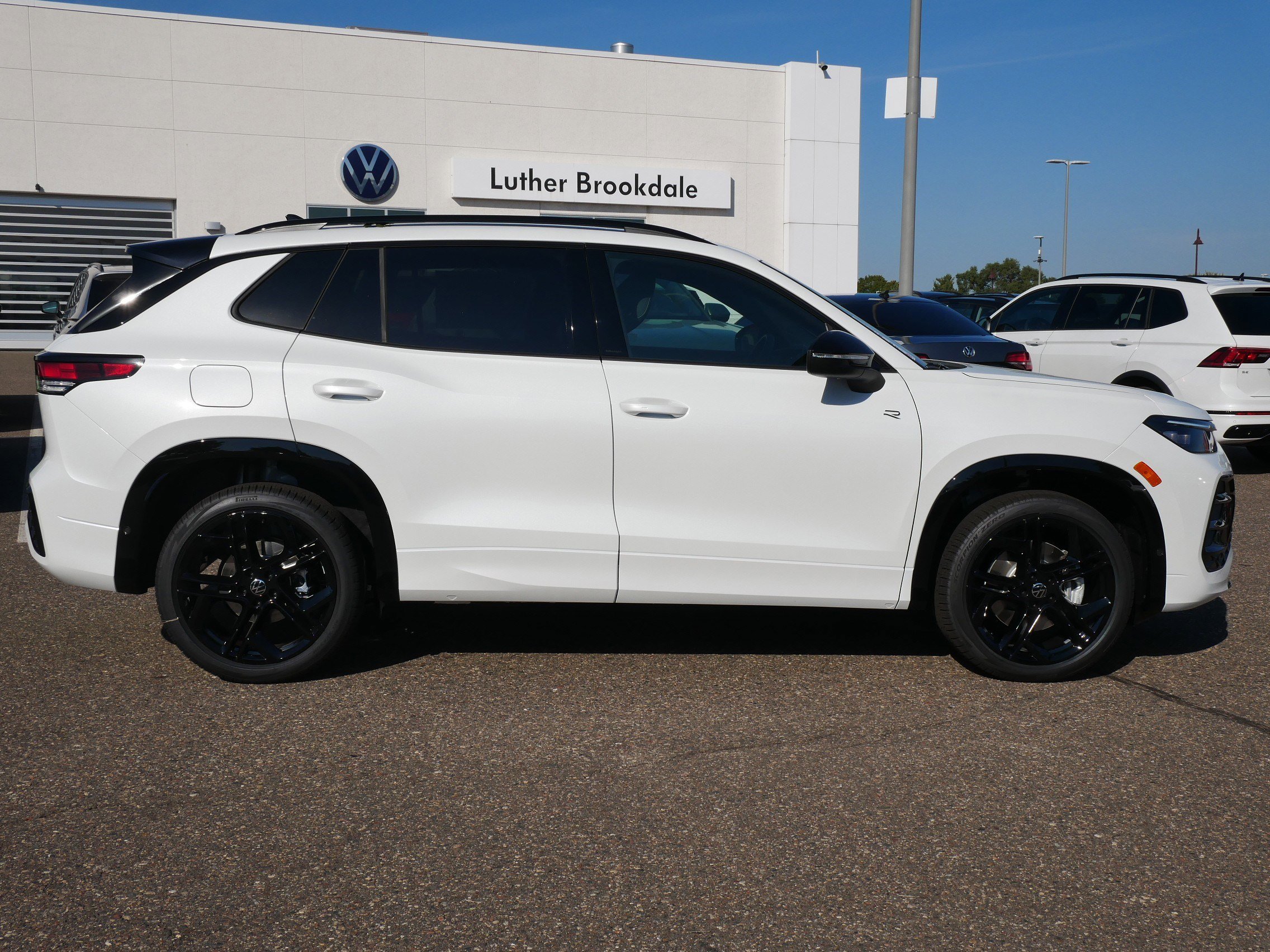 2025 Volkswagen Tiguan SE R-Line Black photo 2
