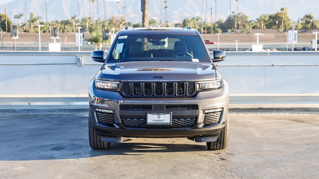 2025 Jeep Grand Cherokee Limited photo 3
