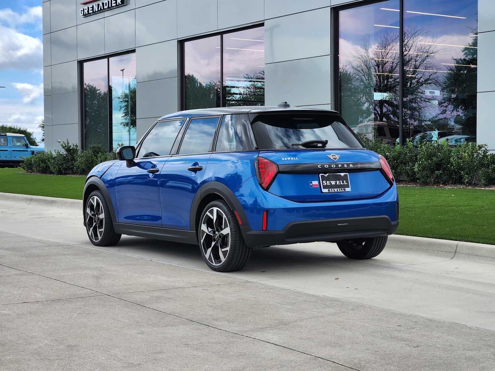 2025 Mini Cooper 4 Door Hardtop S photo 2