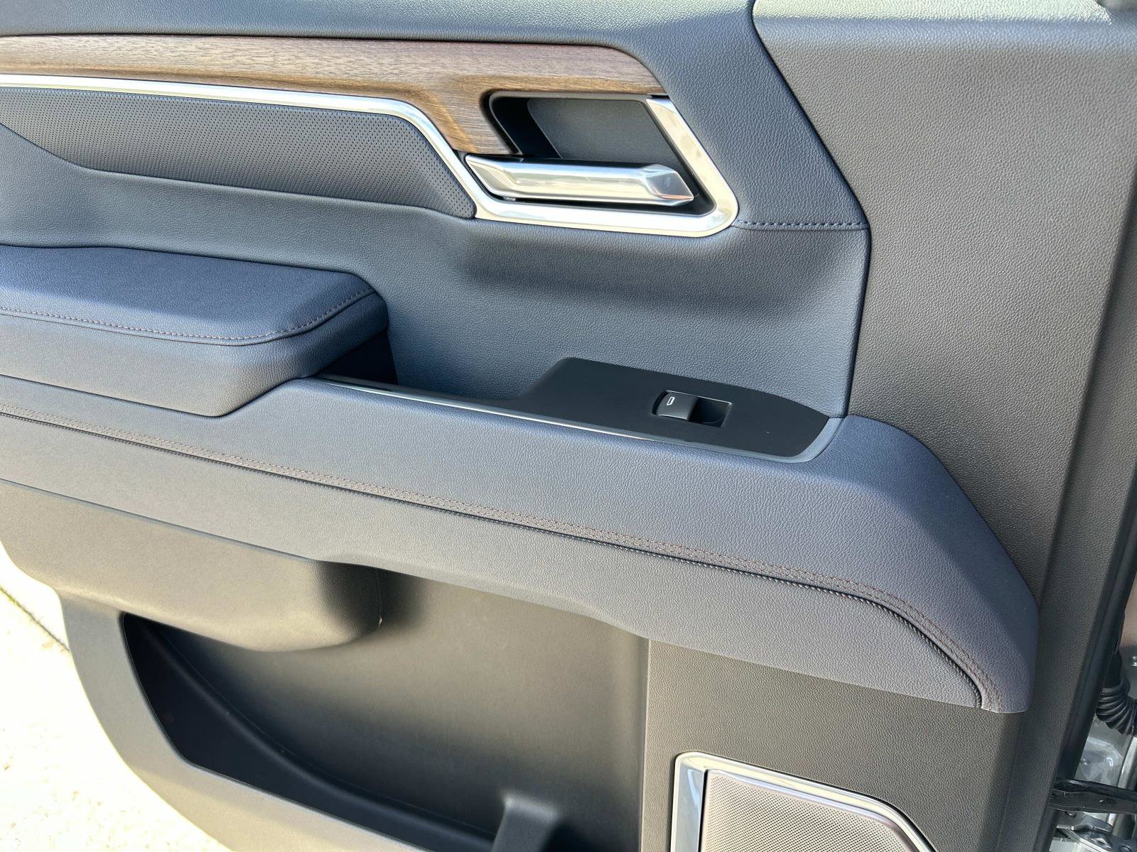 2025 Chevrolet Silverado 1500 High Country photo 17