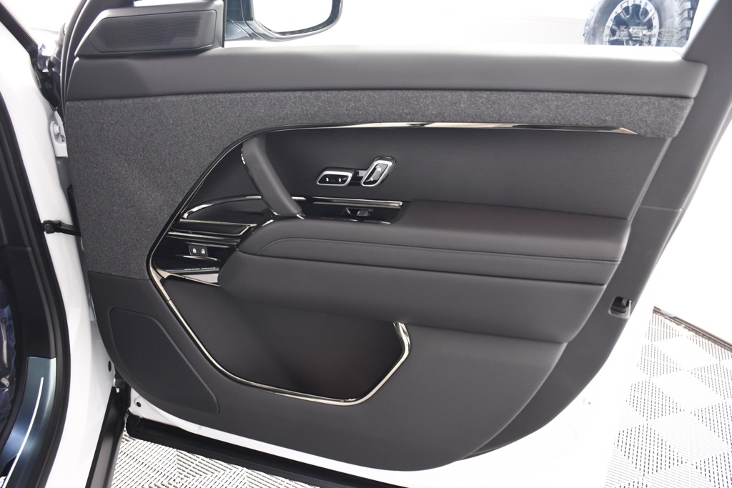 2025 Land Rover Range Rover Sport SE photo 16